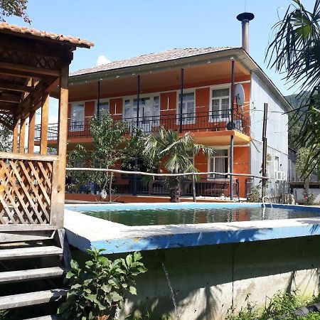 Megobroba Inn Dzentsmani Exterior foto